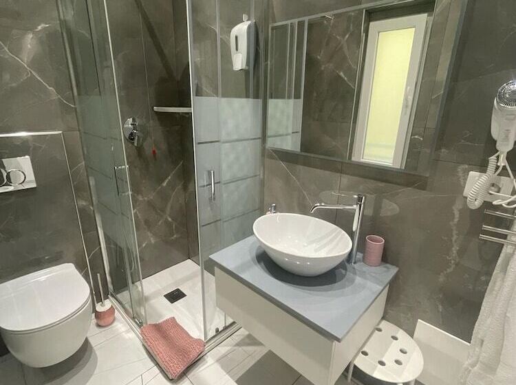 بنسيون Laura Rooms