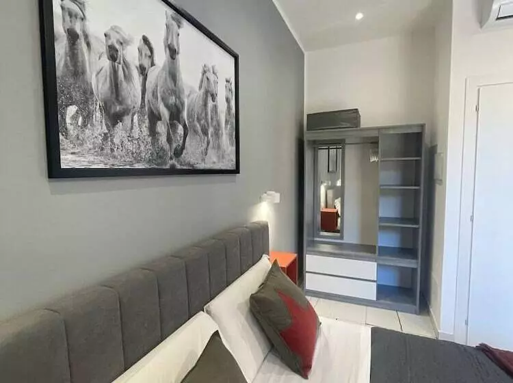 پانسیون Laura Rooms