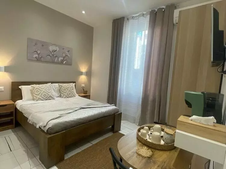 پانسیون Laura Rooms