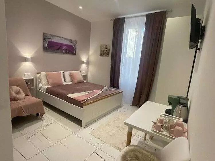 پانسیون Laura Rooms