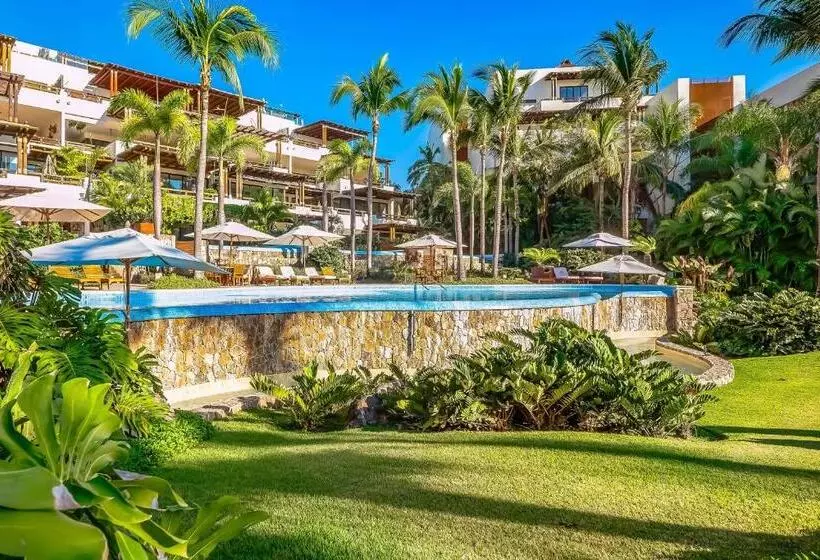 هتل Coastal Veneros Residence