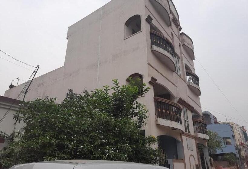 ペンション Premanand S House