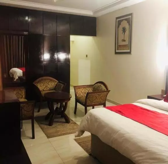 هتل Mclorrets Suites