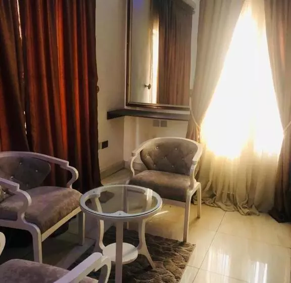 هتل Mclorrets Suites