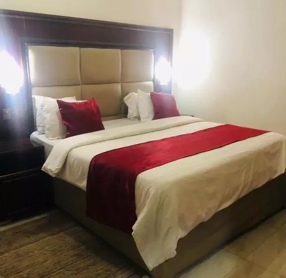 هتل Mclorrets Suites