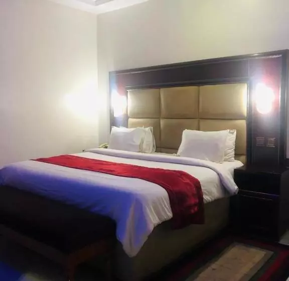 هتل Mclorrets Suites