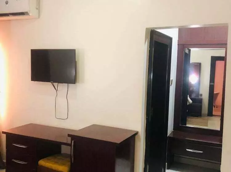 هتل Mclorrets Suites