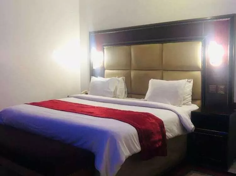 هتل Mclorrets Suites