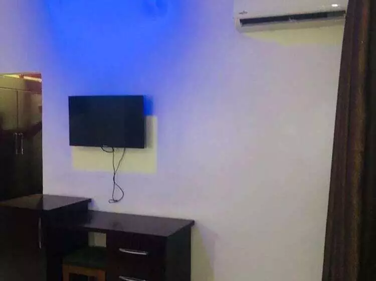 هتل Mclorrets Suites