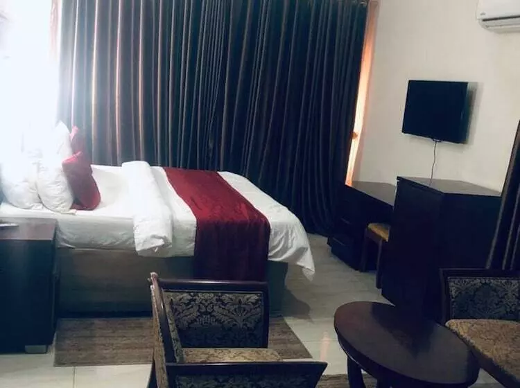 هتل Mclorrets Suites