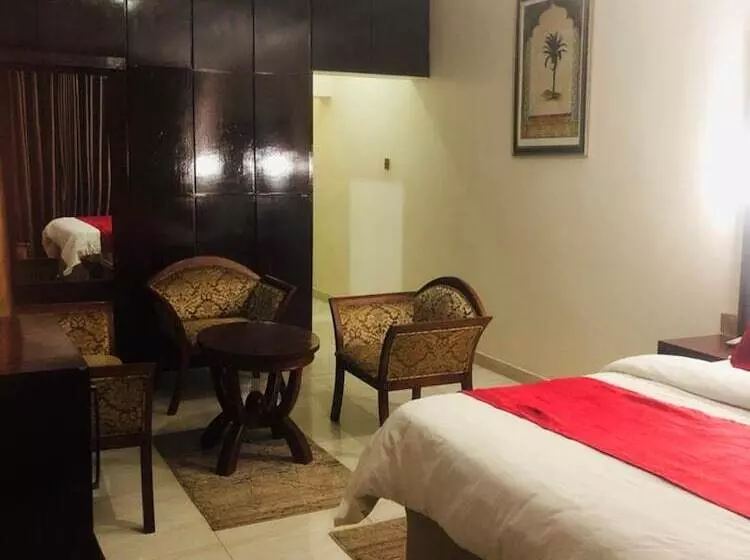 هتل Mclorrets Suites