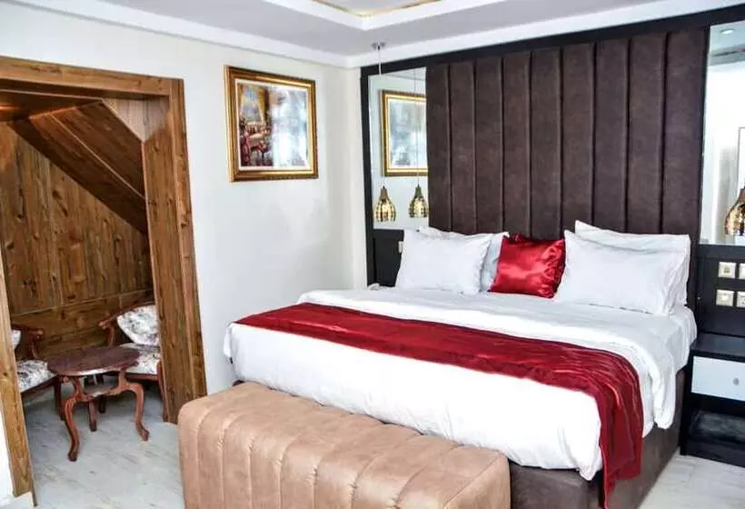 هتل Mclorrets Suites