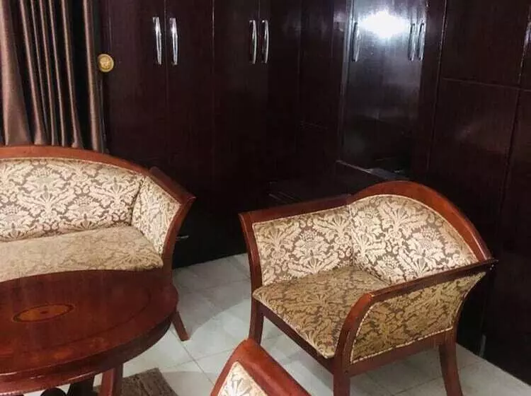 هتل Mclorrets Suites