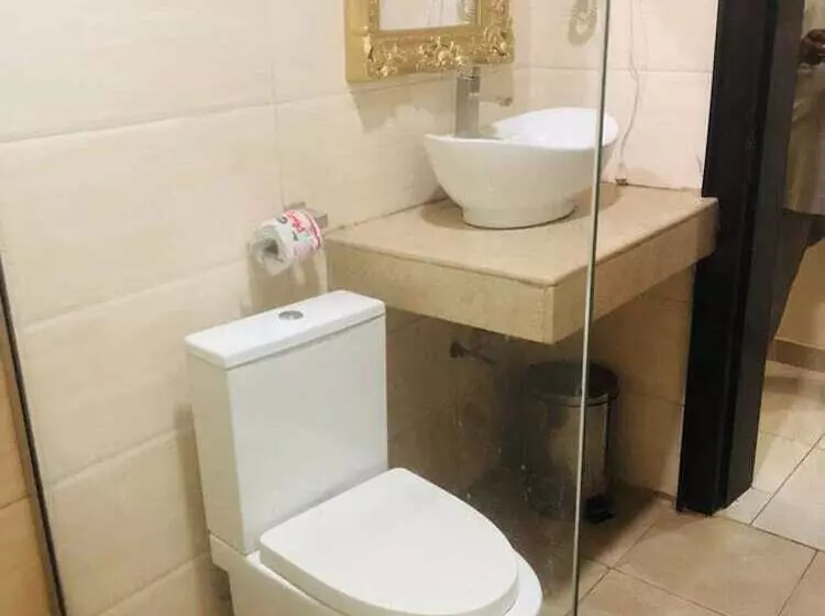 هتل Mclorrets Suites