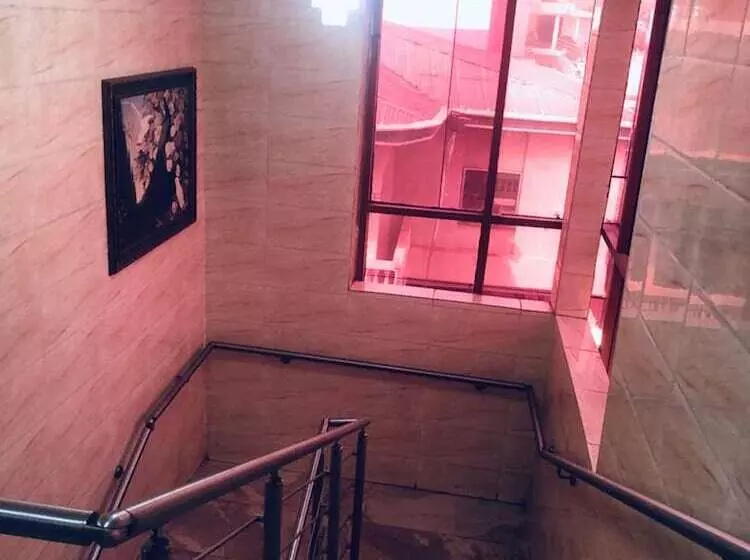 هتل Mclorrets Suites