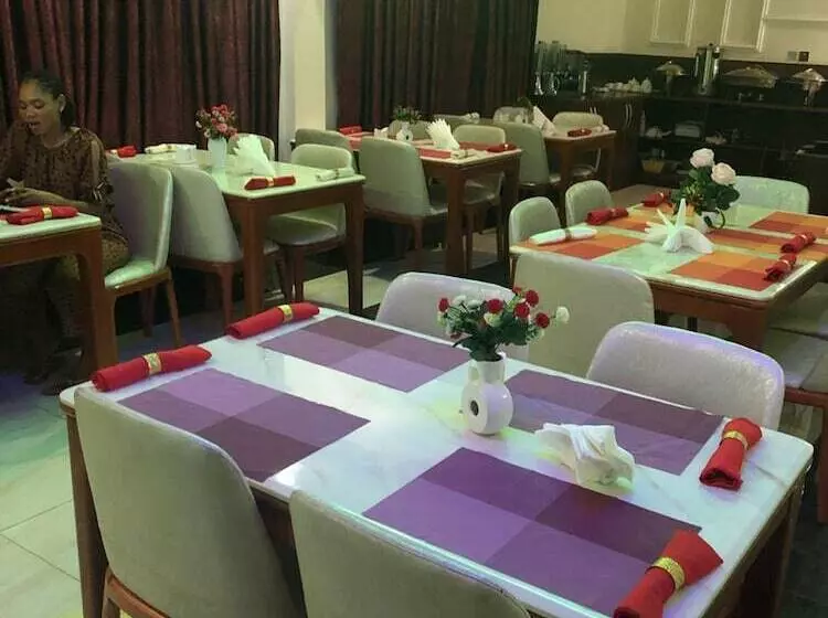 هتل Mclorrets Suites