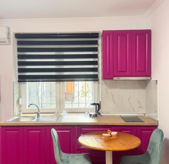 بنسيون Keli’s Apartments