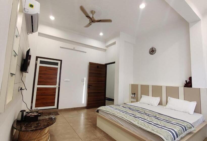 בית מלון כפרי Neelkanth Prime Retreat, Kekri