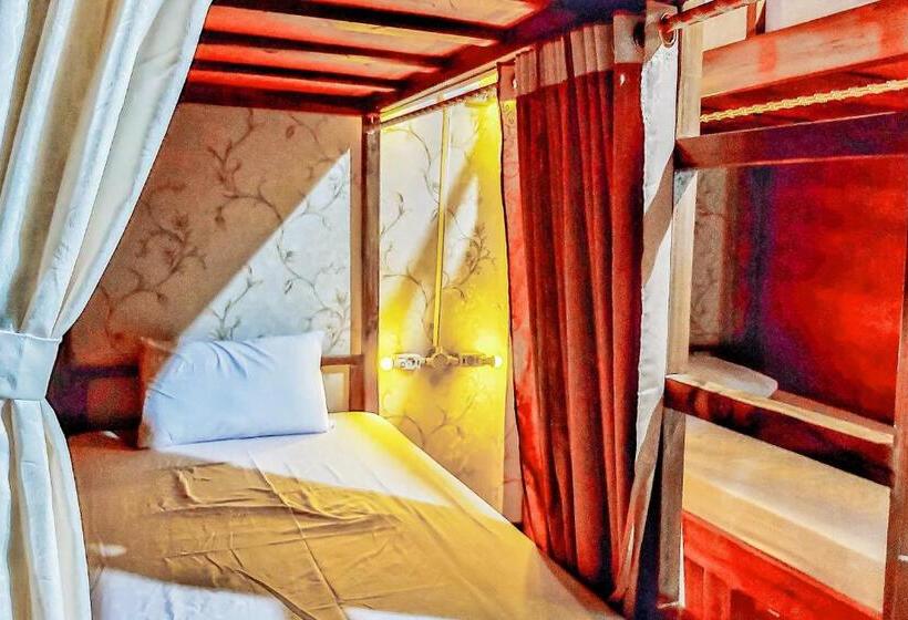 ホテル Shooting Star Hostel Kuta Redpartner Mixed Dormitory