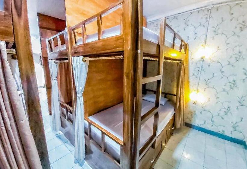 ホテル Shooting Star Hostel Kuta Redpartner Mixed Dormitory