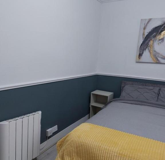 膳宿费 The Corner House Longford Town