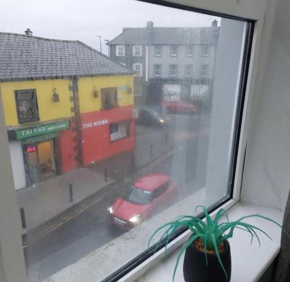 膳宿费 The Corner House Longford Town