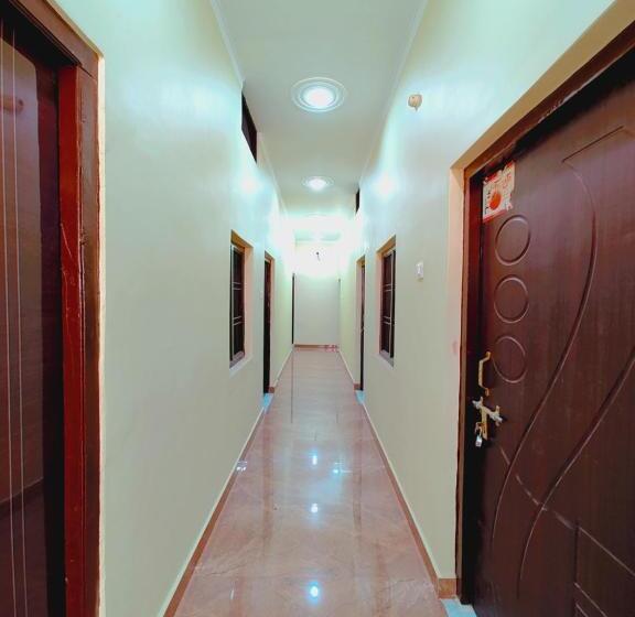 Hotel The Akash Guest House 15 Min Walking From Ram Janam Bhumi