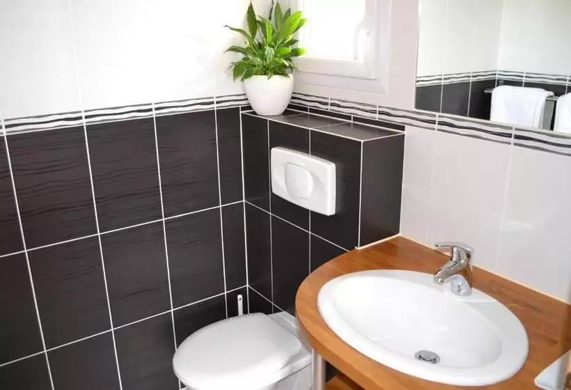 ペンション Chambre Avec Salle De Bain Privative Comme à L Hôtel Et Salon Cuisine à Partager Avec Les 4 Autres L