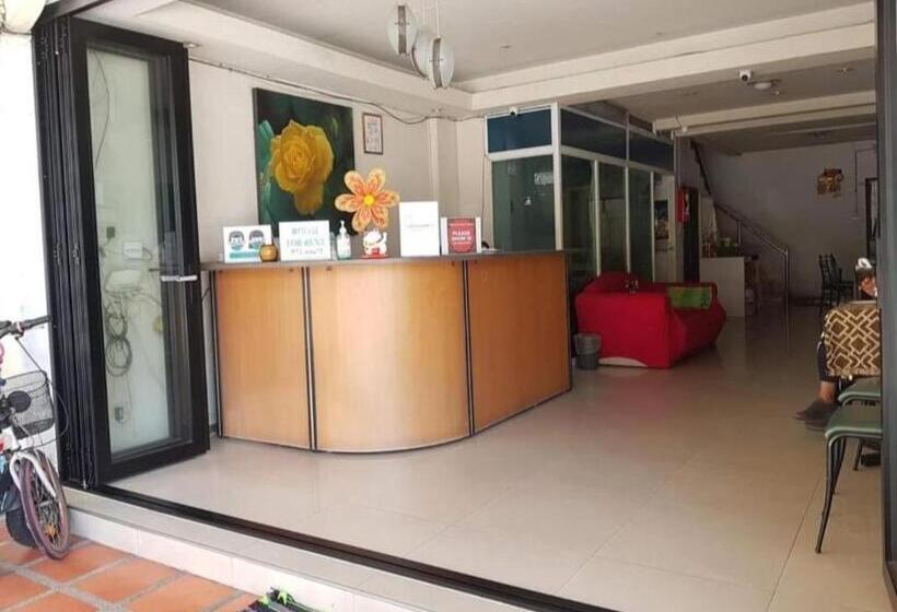 هتل Jomtien Seaside Guesthouse