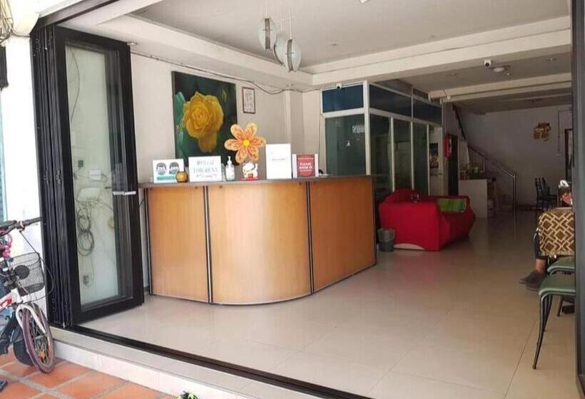 هتل Jomtien Seaside Guesthouse