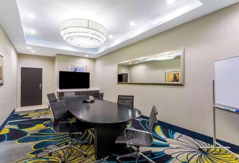 ホテル La Quinta By Wyndham Odessa North Sienna Tower
