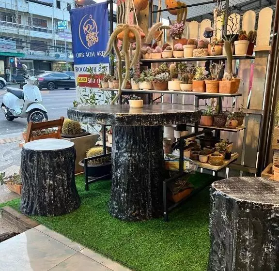 هتل ห้องพักโอบอ้อมอารีย์ Orb Aom Aree