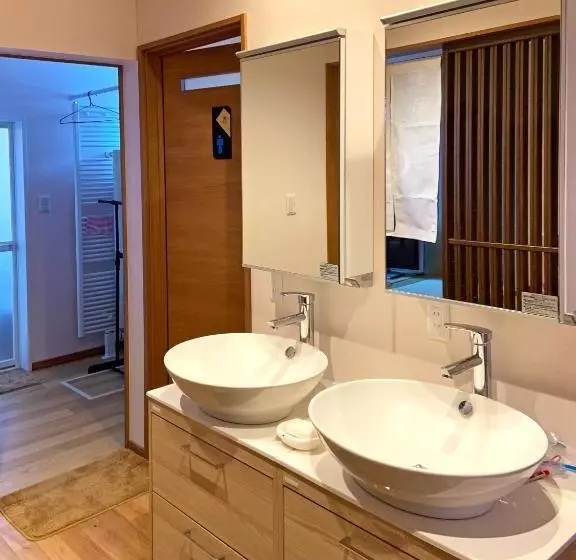 Majatalo White House Onsen Guesthouse