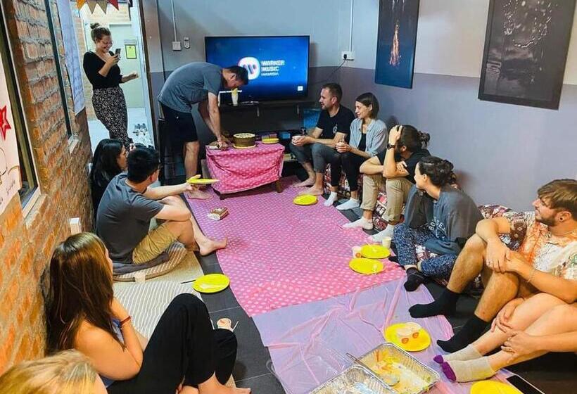 מלון כמוסות Bricks Backpackers Sleepbox