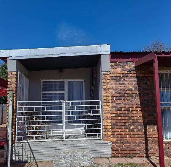 Pension Good And Proper Guest Lodge