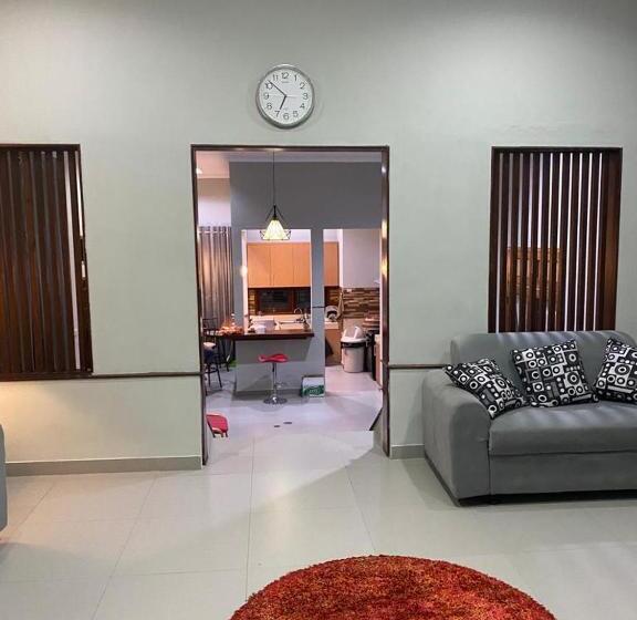 تختخواب و صبحانه Villa Syamsu