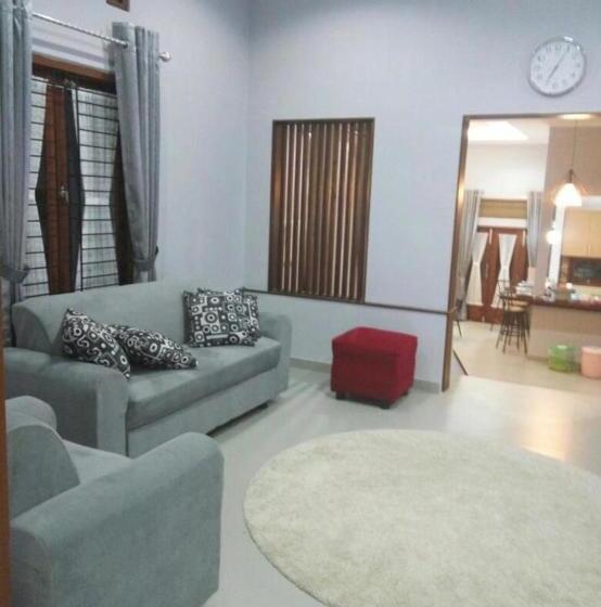 تختخواب و صبحانه Villa Syamsu