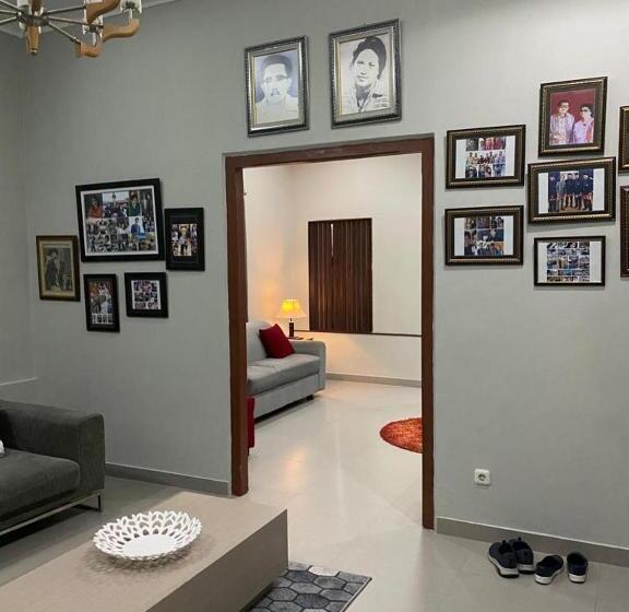 تختخواب و صبحانه Villa Syamsu