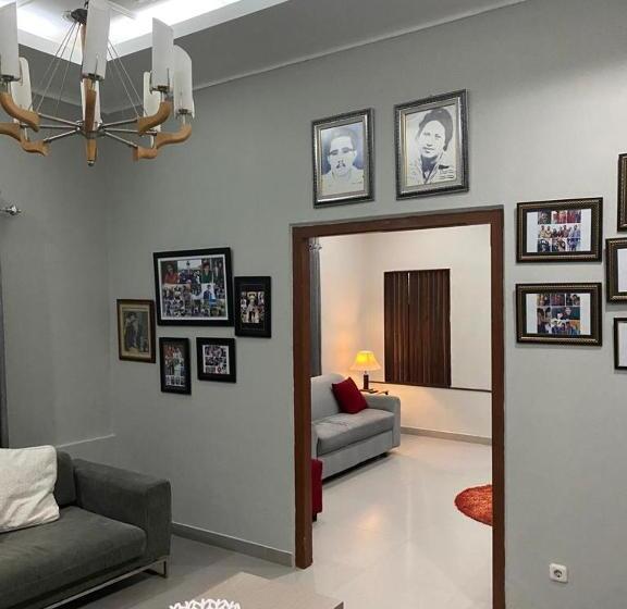 تختخواب و صبحانه Villa Syamsu