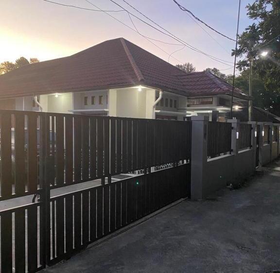 تختخواب و صبحانه Villa Syamsu