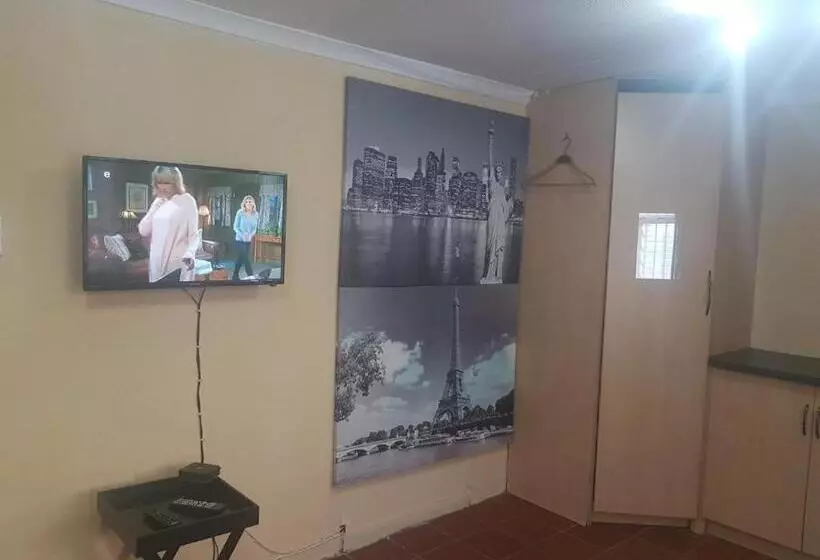 پانسیون Halfway Guests