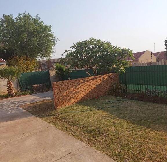 Pension Halfway Guests