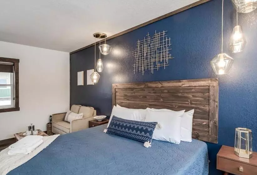 The Harbor Hotel Chic, Retro