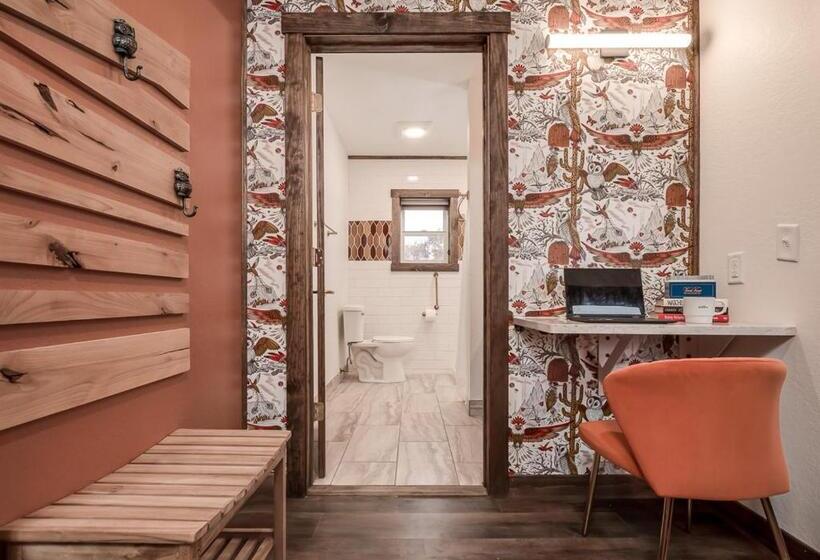 The Harbor Hotel Chic, Retro