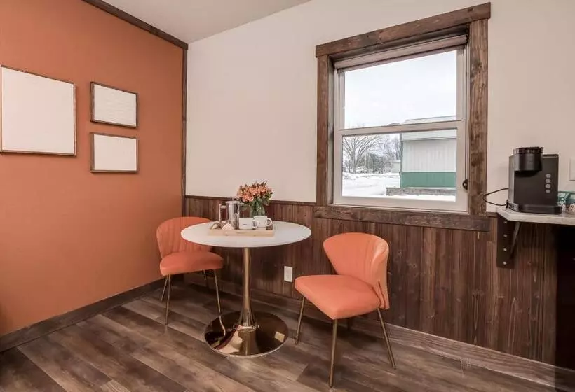 The Harbor Hotel Chic, Retro