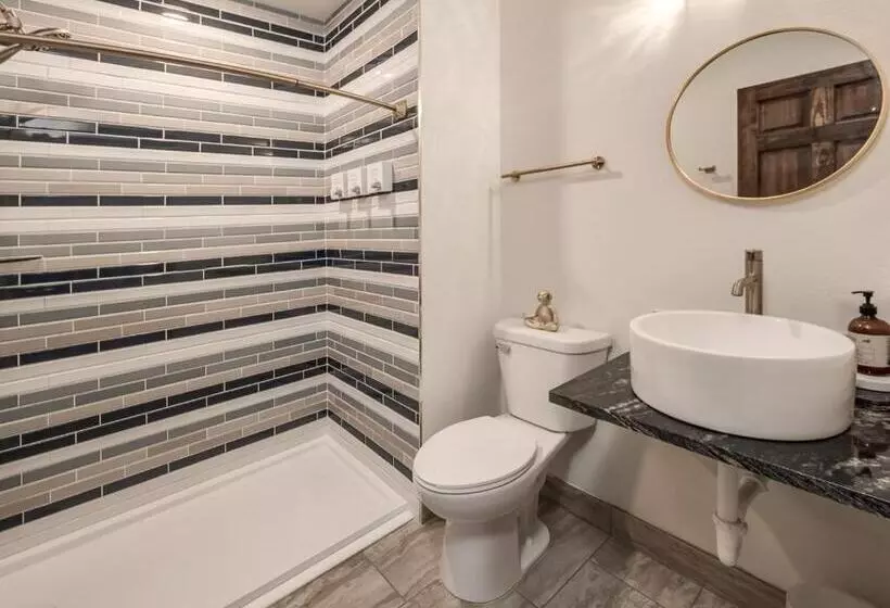 The Harbor Hotel Chic, Retro