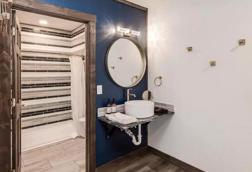 The Harbor Hotel Chic, Retro