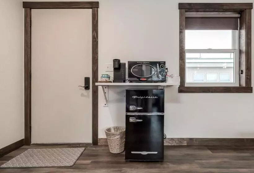 The Harbor Hotel Chic, Retro