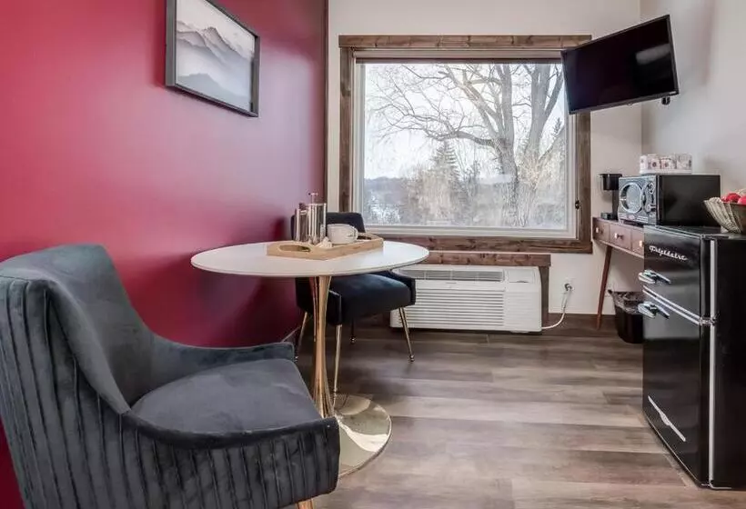 The Harbor Hotel Chic, Retro