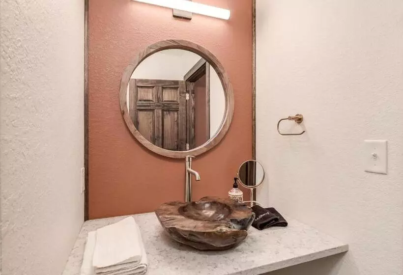 The Harbor Hotel Chic, Retro